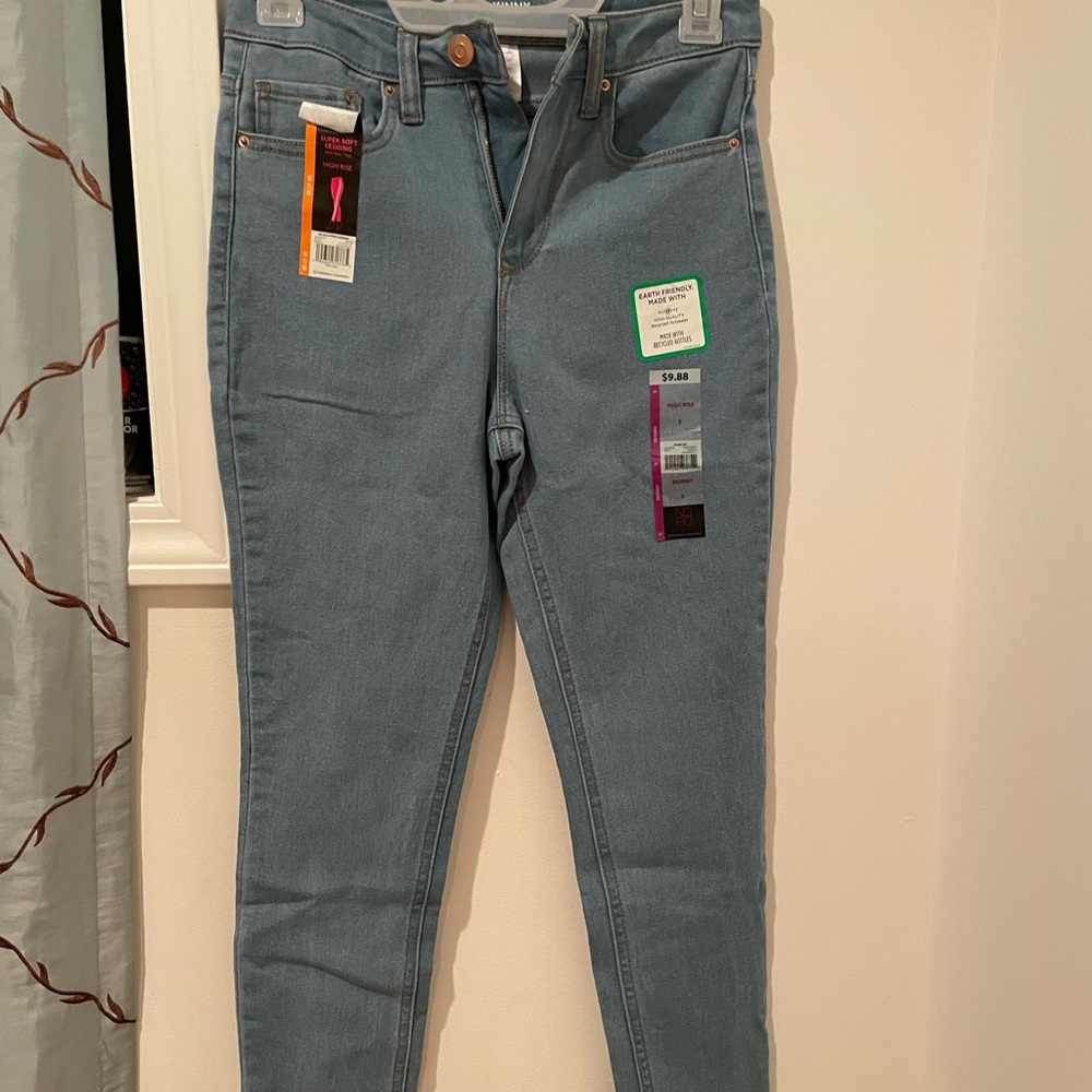 Skinny high rise jeans (new) Size 5 really thigh.